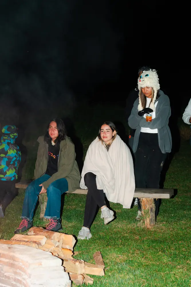 Fogata de noche en el campamento